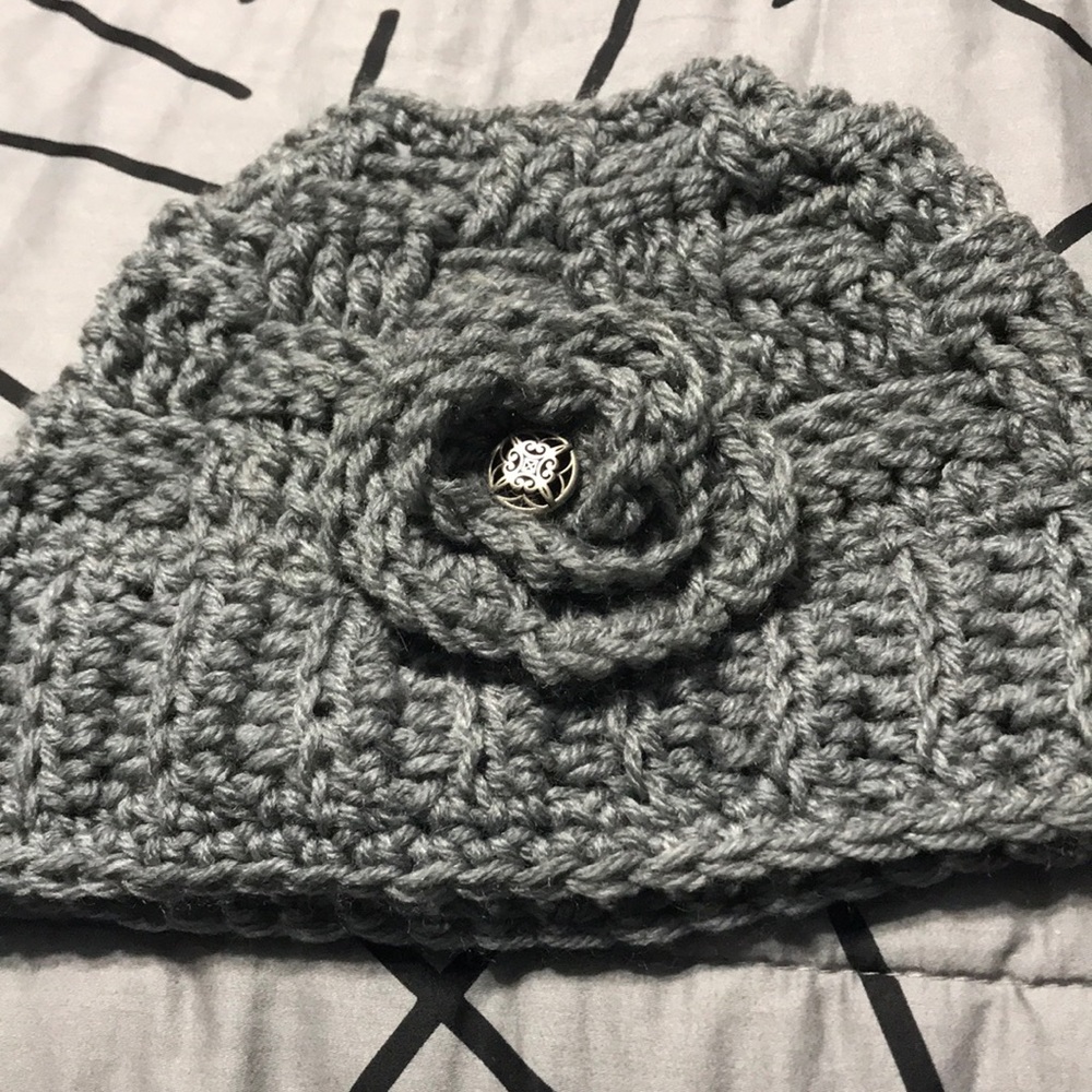 Handmade crochet hat w/ opening for bun/ponytail